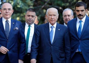 تركيا.. زعيم “الحركة القومية” يتهرب من الصحفيين بعد اغتيال قيادي قومي