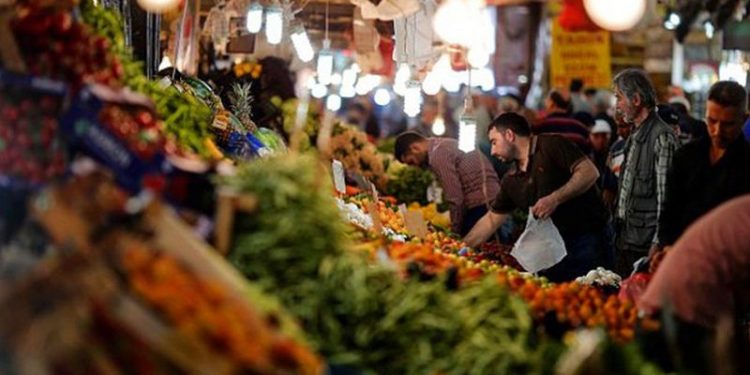 انخفاض أسعار المواد الغذائية بالعالم وزيادتها في تركيا بنسبة 77 %