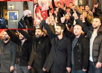 أتراك يحرقون علم السويد في إسطنبول 