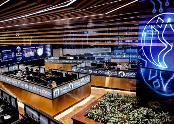 بورصة إسطنبول تغلق على انخفاض وقطاع السياحة “الخاسر الأكبر”