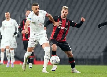 كاراجومروك ينهي سلسلة انتصارات بشكتاش