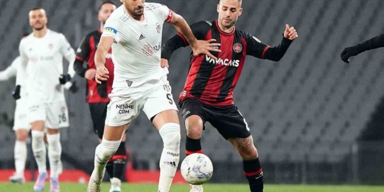 كاراجومروك ينهي سلسلة انتصارات بشكتاش