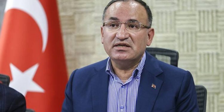 وزير العدل التركي: لن يزال حطام أي مبنى قبل جمع الأدلة