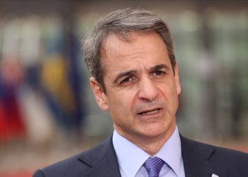 رئيس الوزراء اليوناني يقدم اقتراحًا لحل أزمة الهجرة