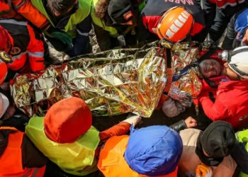 إنقاذ 3 أشخاص من تحت الانقاض في اليوم الـ 13 من الزلزال