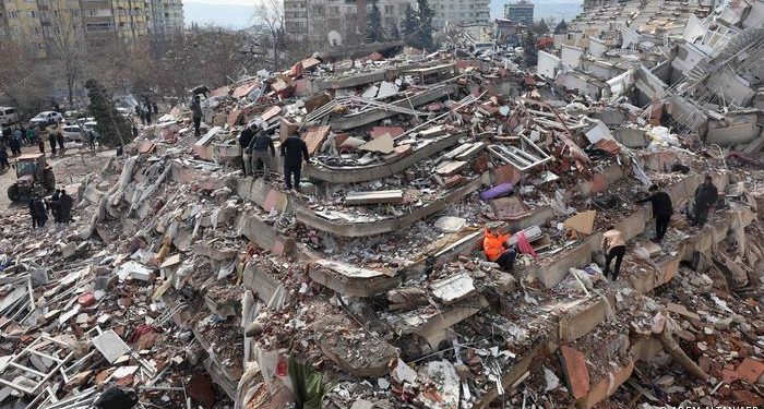 اعتقال 21 متهمًا بسرقة ممتلكات المواطنين بمنطقة الزلزال في أضنة