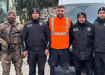 تركيا.. موظف يسلم الشرطة 4 ملايين دولار وجدها بين الركام