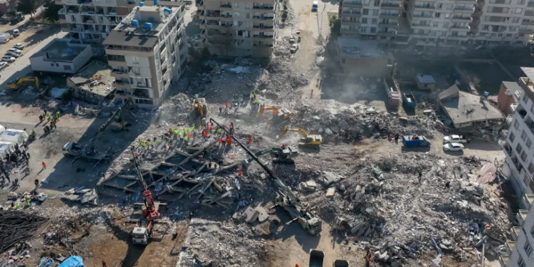 كيف تحولت المجمعات السكنية الفاخرة إلى مقبرة جماعية في تركيا؟