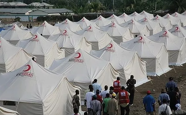 الهلال الأحمر التركي يرسل 200 ألف خيمة إلى إدلب