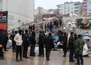 تركيا تعلن توقف القطارات ورحلات طيران بسبب الزلزال