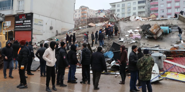 تركيا تعلن توقف القطارات ورحلات طيران بسبب الزلزال