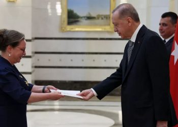 السفيرة الإسرائيلية في تركيا توضح سبب مغادرة فريق الإنقاذ منطقة الزلزال