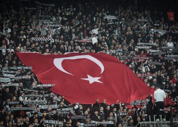 الدوري التركي يتحول إلى مظاهرات تطالب باستقالة الحكومة