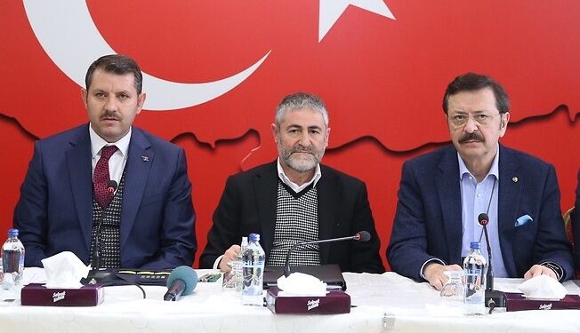 وزير المالية التركي يصف المطالبين باستقالة الحكومة بـ”الفجرة”