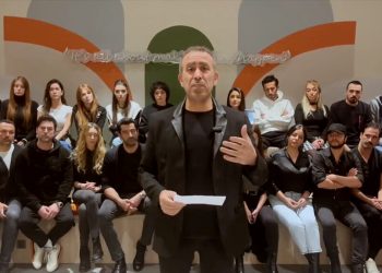 مطرب تركي يتعرض لهجوم بسبب جمعه تبرعات لضحايا الزلزال 