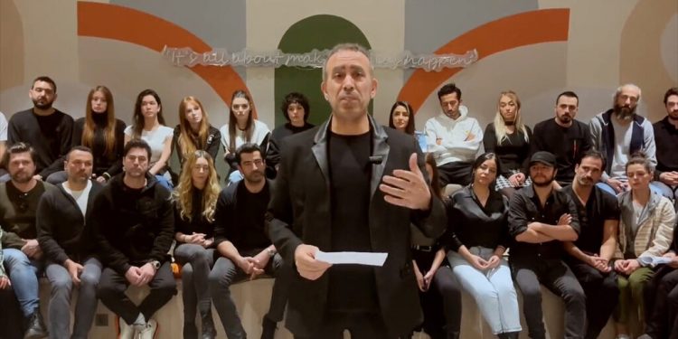 مطرب تركي يتعرض لهجوم بسبب جمعه تبرعات لضحايا الزلزال