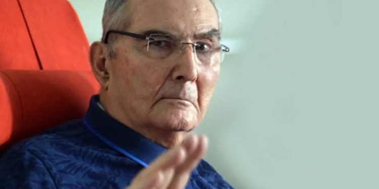 تركيا.. وفاة زعيم حزب الشعب الجمهوري السابق دنيز بيكال