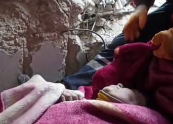 بعد 175 ساعة تحت الأنقاض.. انتشال طفلين وأمهما من تحت الأنقاض 