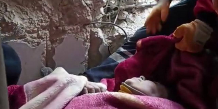 بعد 175 ساعة تحت الأنقاض.. انتشال طفلين وأمهما من تحت الأنقاض 