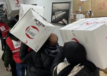 صحفي تركي: الهلال الأحمر يبيع مساعدات غذائية جمعها لضحايا الزلزال