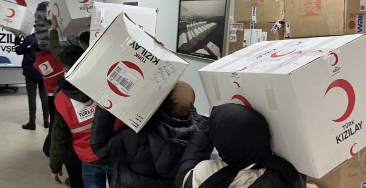 صحفي تركي: الهلال الأحمر يبيع مساعدات غذائية جمعها لضحايا الزلزال