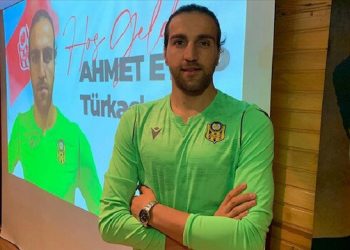 الزلزال المدمر يصل إلى أعلام كرة القدم التركية