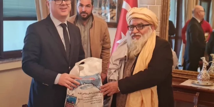 طالبان تقدم تبرعات لتركيا في كيس بلاستيكي!