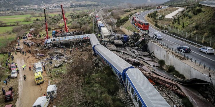 مقتل 38 راكبًا في تصادم قطارين باليونان