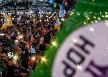 53 أكاديميًا وسياسيًا يحذرون من حل حزب الشعوب الديمقراطي الكردي