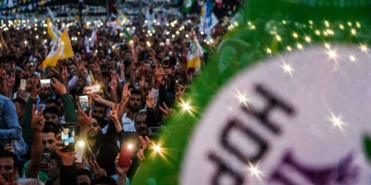 53 أكاديميًا وسياسيًا يحذرون من حل حزب الشعوب الديمقراطي الكردي