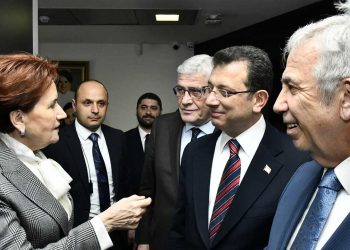 وول ستريت جورنال: المعارضة التركية ملأت فراغًا خلفه الزلازل  