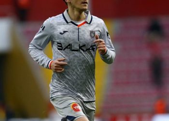 مسعود أوزيل يعلن اعتزال كرة القدم