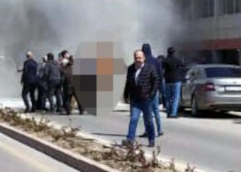 تركيا.. مواطن يشعل النار في زوجته أمام مبنى البلدية