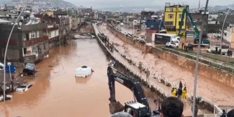 ارتفاع عدد ضحايا الفيضانات في تركيا إلى 16 قتيلًا