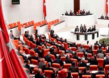 البرلمان التركي يمرر قانون يخفف عن المعتقلين
