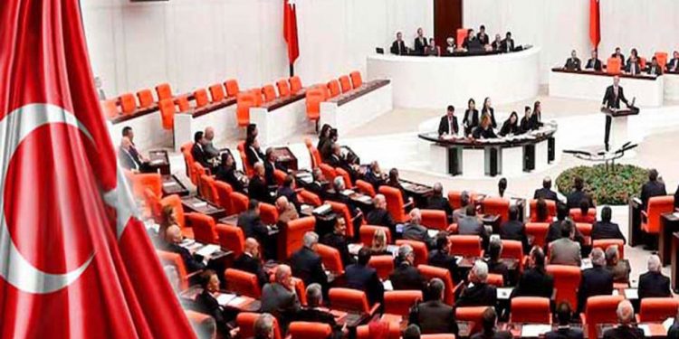 البرلمان التركي يمرر قانون يخفف عن المعتقلين