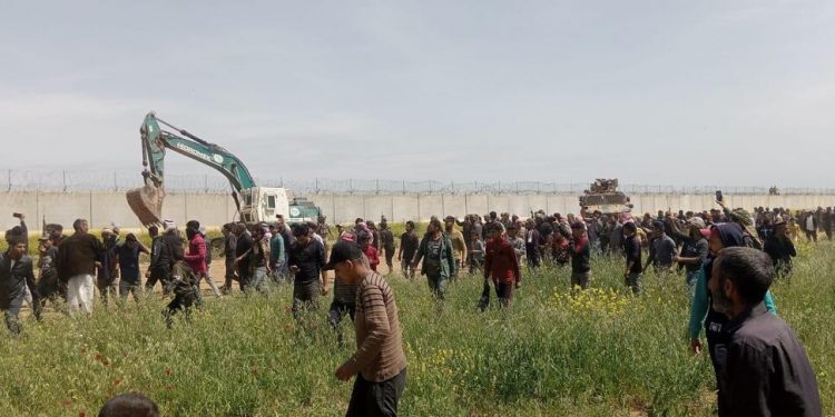 الأهالي يطالبون الجيش التركي بالخروج من الشمال السوري