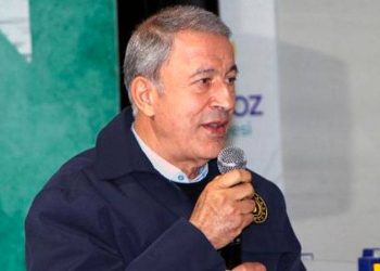 وزير الدفاع التركي يعلق على “تدفق اللاجئين إلى تركيا” بعد الزلزال 