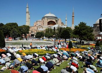 مع صباح العيد.. المساجد في تركيا تعجّ بالمصلين