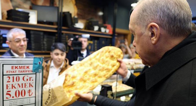 موكب يحرس أردوغان خلال شراء فطيرة رمضانية!