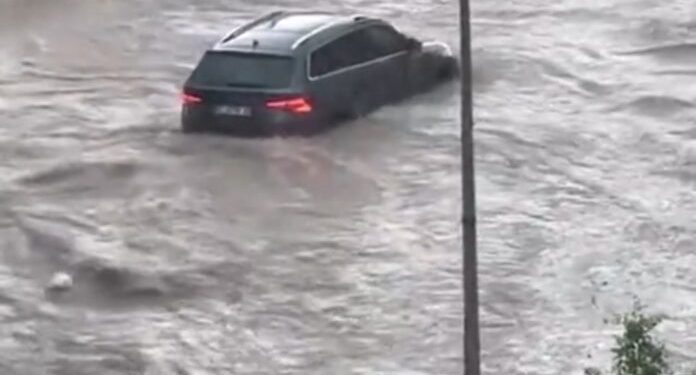 مدينة أضنة التركية تغرق في السيول الجارفة