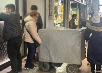 المركزي التركي يجمع الدولار من السوق المغطى في صناديق حديدية