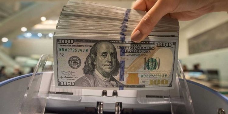 البنوك التركية تفرض قيودًا على الدولار المباع للشركات