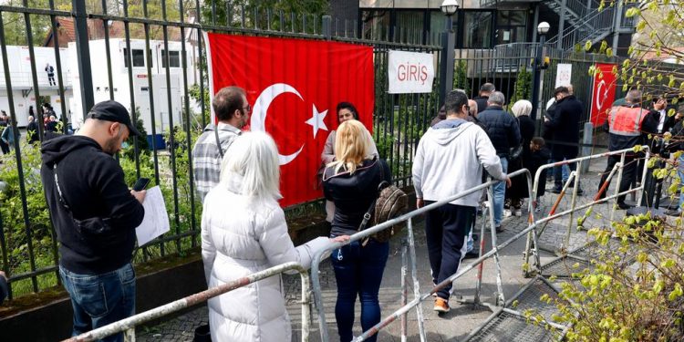 انطلاق تصويت الناخبين الأتراك بالخارج في الجولة الثانية