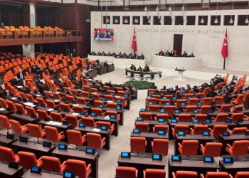 10 رؤساء أحزاب تركية يفوزون بعضوية البرلمان