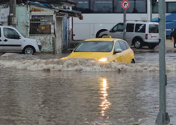 شوارع أضنة تتحول إلى بحيرات بسبب الأمطار