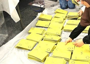 صحفي تركي: العدالة والتنمية حصل على أصوات نظير الإفراج عن سجناء