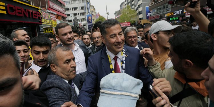 المرشح الرئاسي “سنان أوغان” يدلي بصوته في “أنقرة”