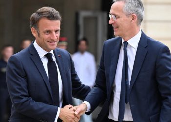 فرنسا تحثّ تركيا على الموافقة على انضمام السويد للناتو