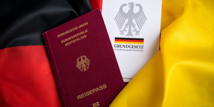 ألمانيا تدافع عن اتهاما برفض منح الأتراك تأشيرات شنجن